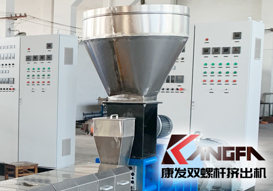 雙螺桿擠出機喂料系統(tǒng)定量加料、攪拌料斗料位控制特點。合理的方案設(shè)計，不僅滿足了系統(tǒng)的工藝要求，并且大大降低了工程制造及生產(chǎn)運營成本。