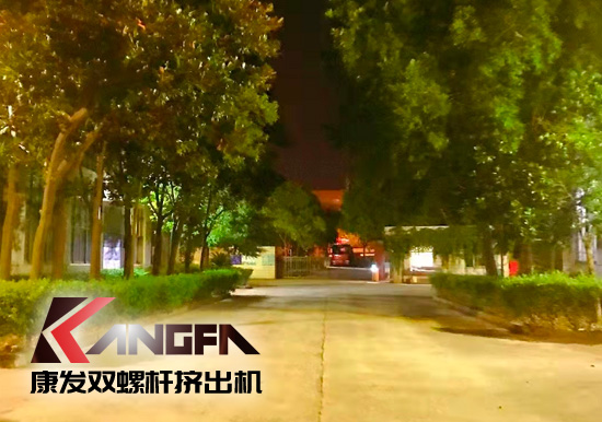 總裝車間：眾志成城齊奮戰(zhàn) 全力以赴保發(fā)貨 確保雙螺桿擠出機(jī)設(shè)備按期交付至顧客手中。